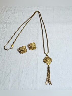 Amway Personal Accents Jewelry Set Pierced Earrings, Necklace Gold Color Pendant